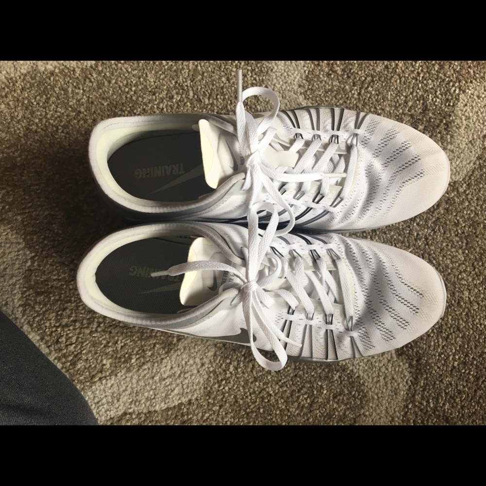 White nike tennis shoes